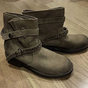 Brand New Two Lips Low Boots